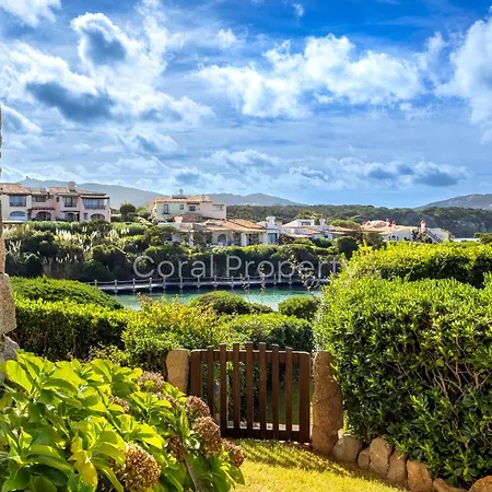 アパート Waterfront Su Spiaggia Privata- Porto Cervo - By Coral Property ポルト・チェルボ